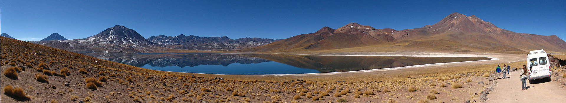 Vehículo de turismo estacionado al lado de lagunas altiplánicas en Atacama