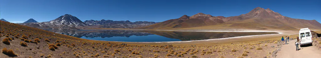 Vehículo de turismo estacionado al lado de lagunas altiplánicas en Atacama