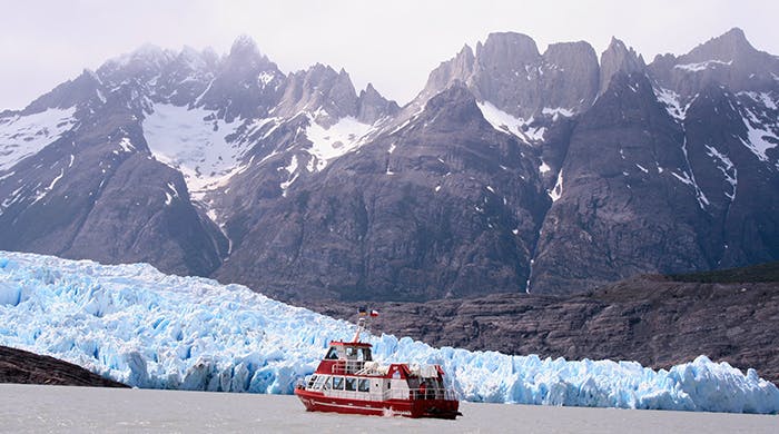 Navegación en lago con glaciar de fondo, conociendo torres del paine sin hacer trekking