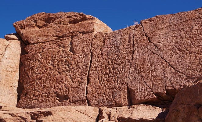 valle-del-arcoiris-atacama-petrogrifos-yerbas-buenas