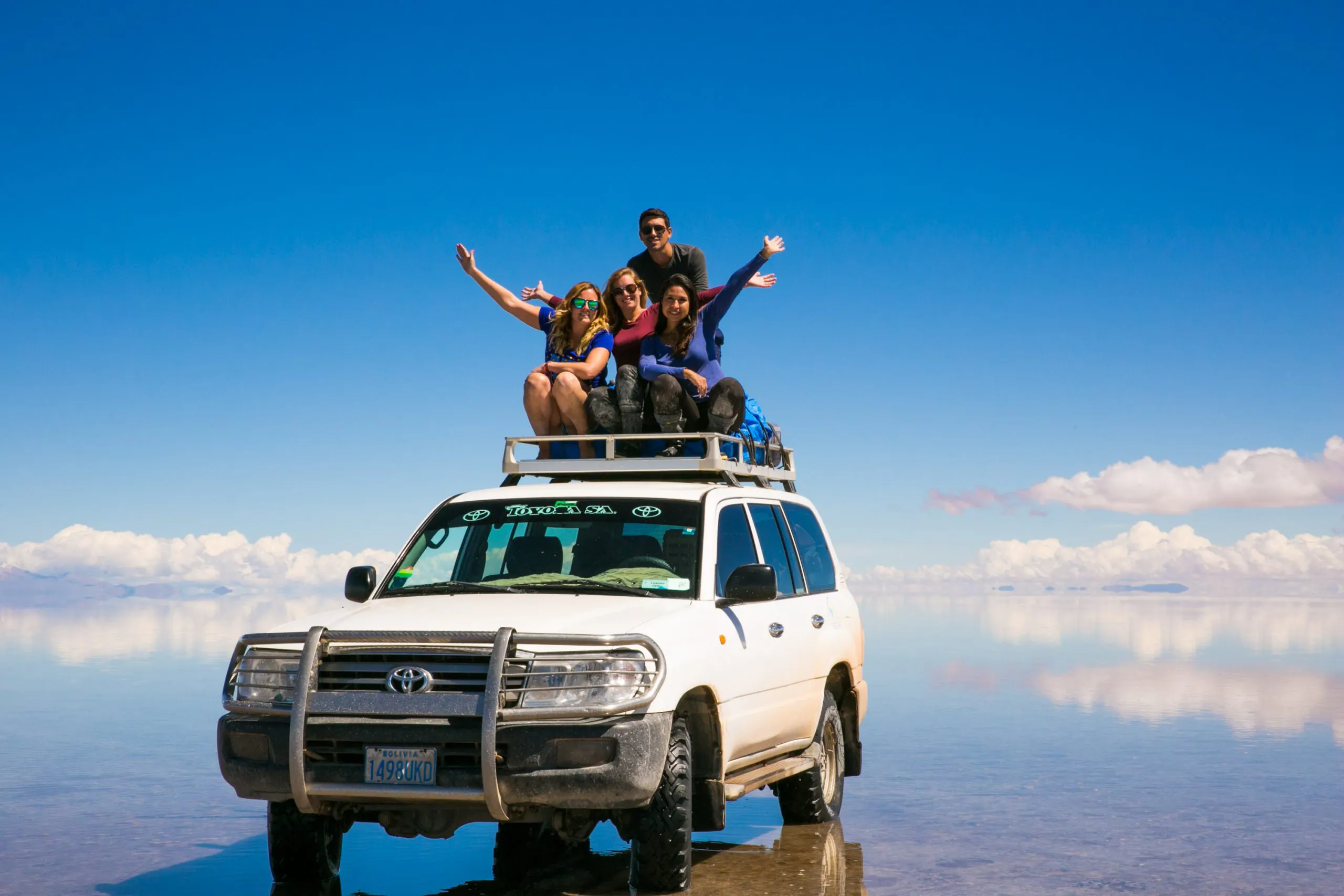 Jeep en Uyuni con pasajeros Denomades