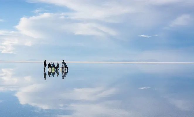 Viajeros se reflejan gracias al efecto espejo durante la mejor época para visitar el Salar de Uyuni