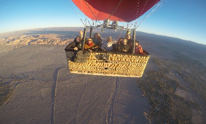 Viajeros se toman una fotografía al volar en globo en Atacama