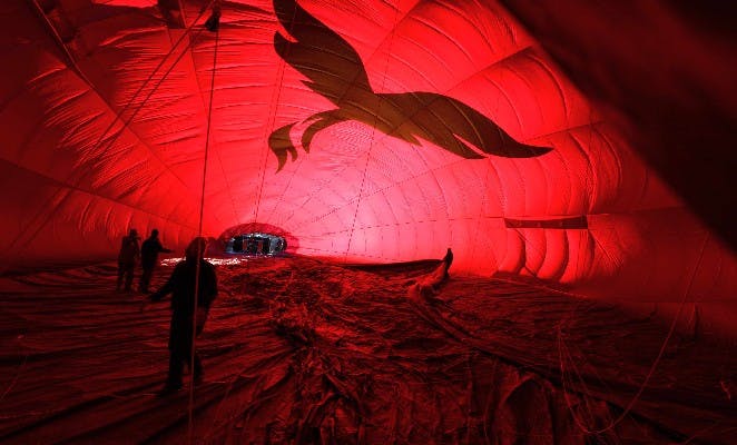 Dentro de la preparación para volar en globo en Atacama