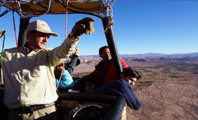 Los viajeros en el aire al volar en globo en Atacama