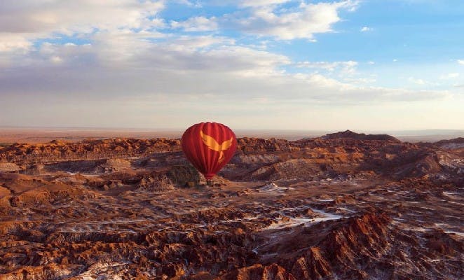 Globo sobrevolando el Valle de la Luna en Atacama