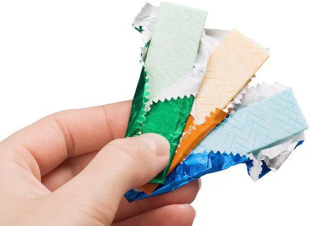 person_holding_chewing_gum_chewing_gum_and_IBS