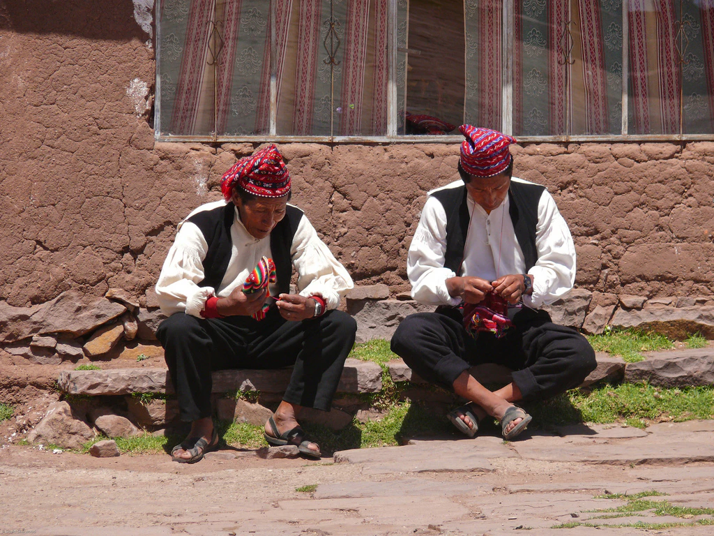hombres-en-isla-taquile-titicaca