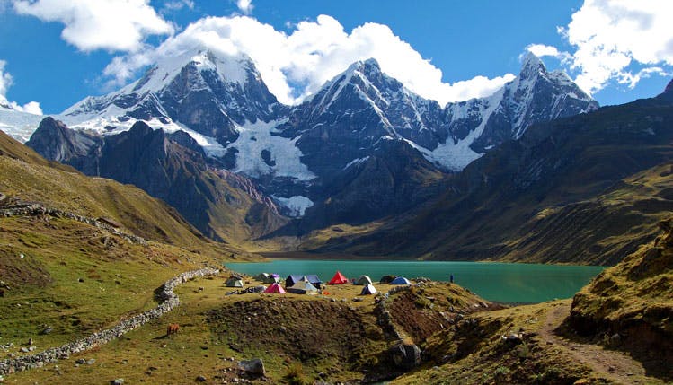 trekking-y-campamento-frente-a-montaña