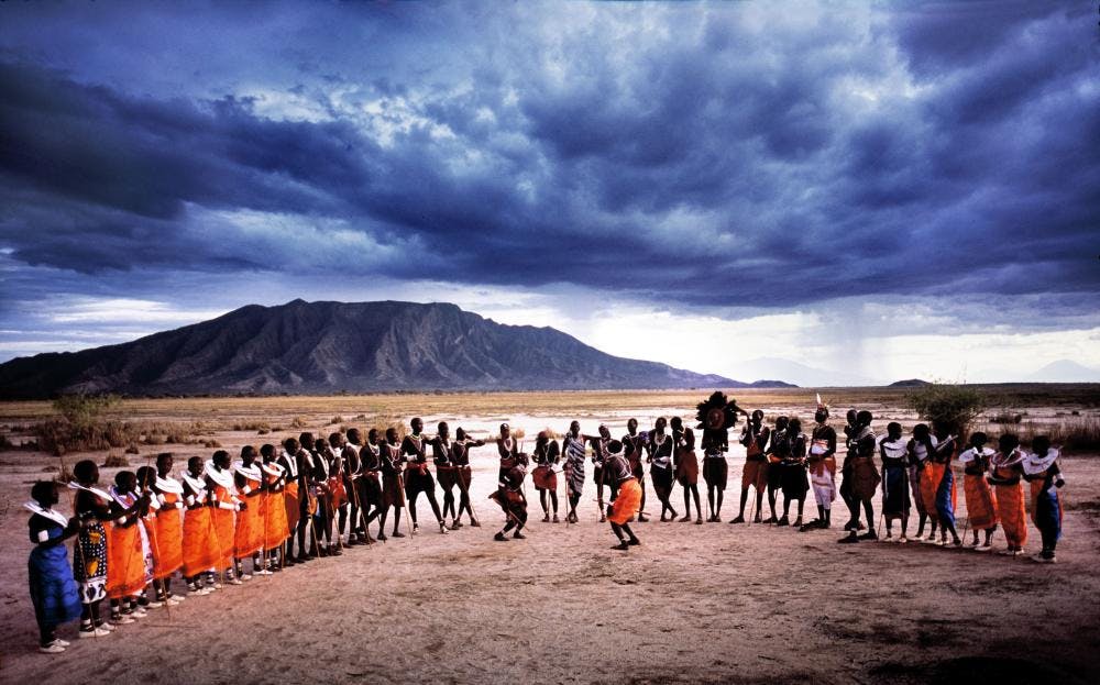 Grupo de kenyanos en el desierto