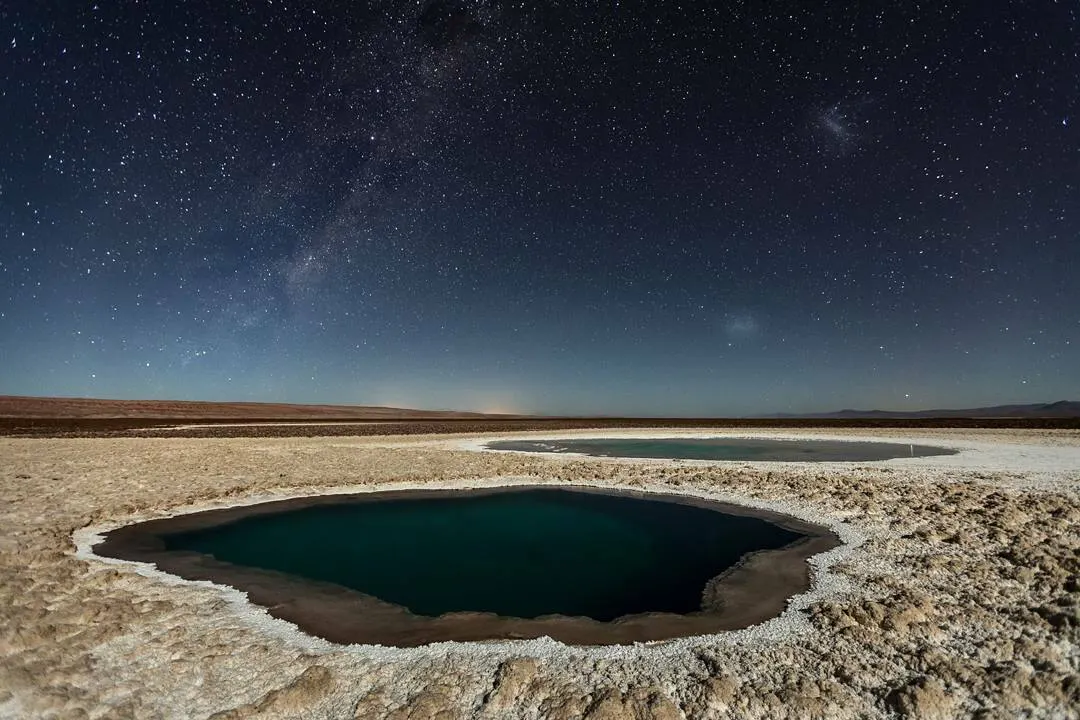 Dos lagunas bajo cielo estrellado en Baltinache