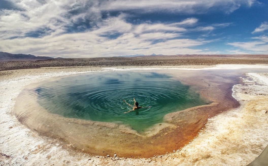 Hombre flotando en lagunas de baltinache