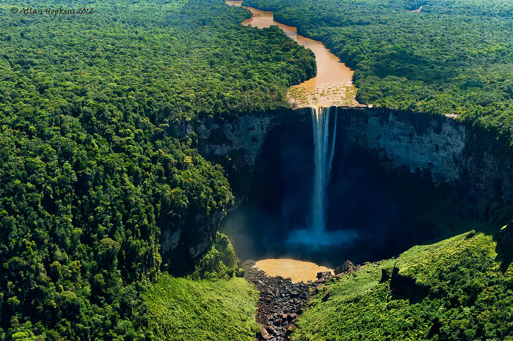 Imponente cascada en el amazonas