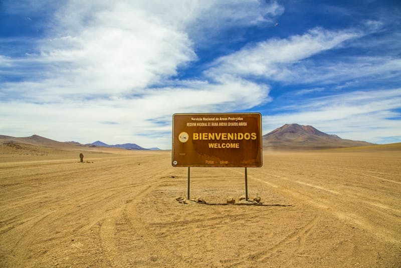 Cartel de bienvenida en el desierto