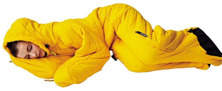 Mujer en saco de dormir amarillo