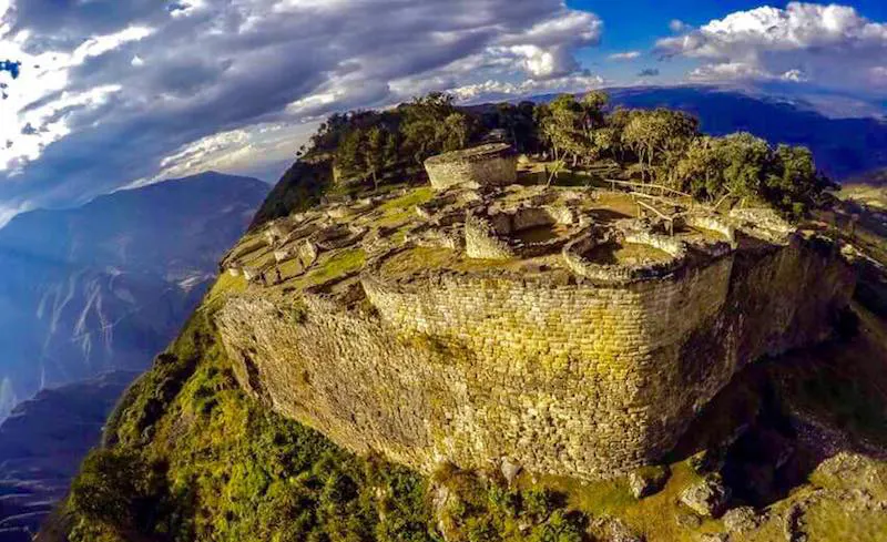 Ruinas de Kuelap en la montaña