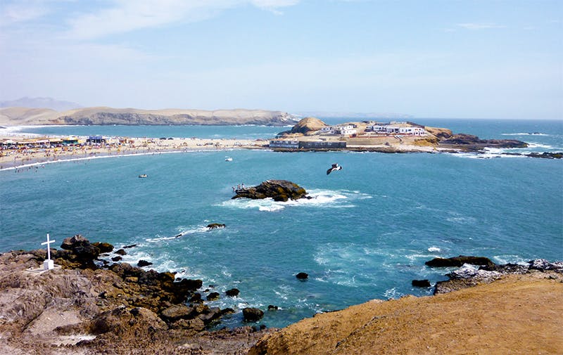 Balneario con roquerios en Peru