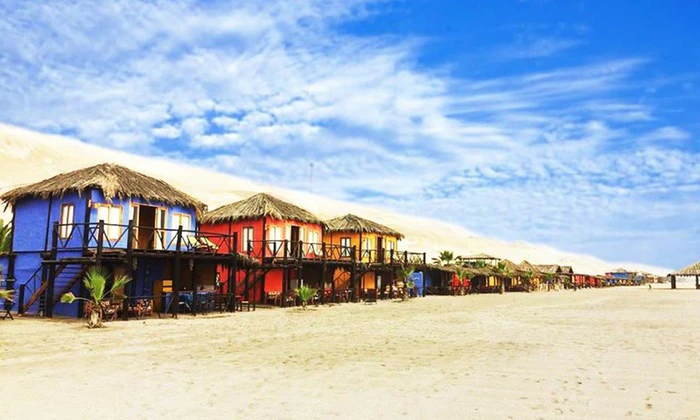 Cabañas frente al mar en arena blanca