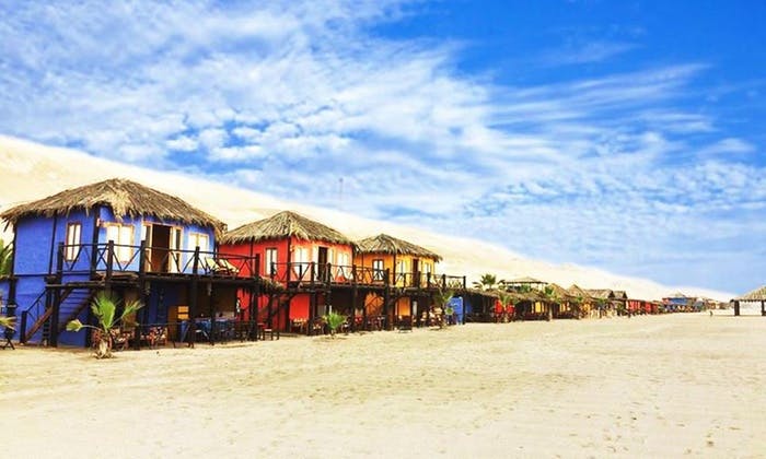 Cabañas frente al mar en arena blanca