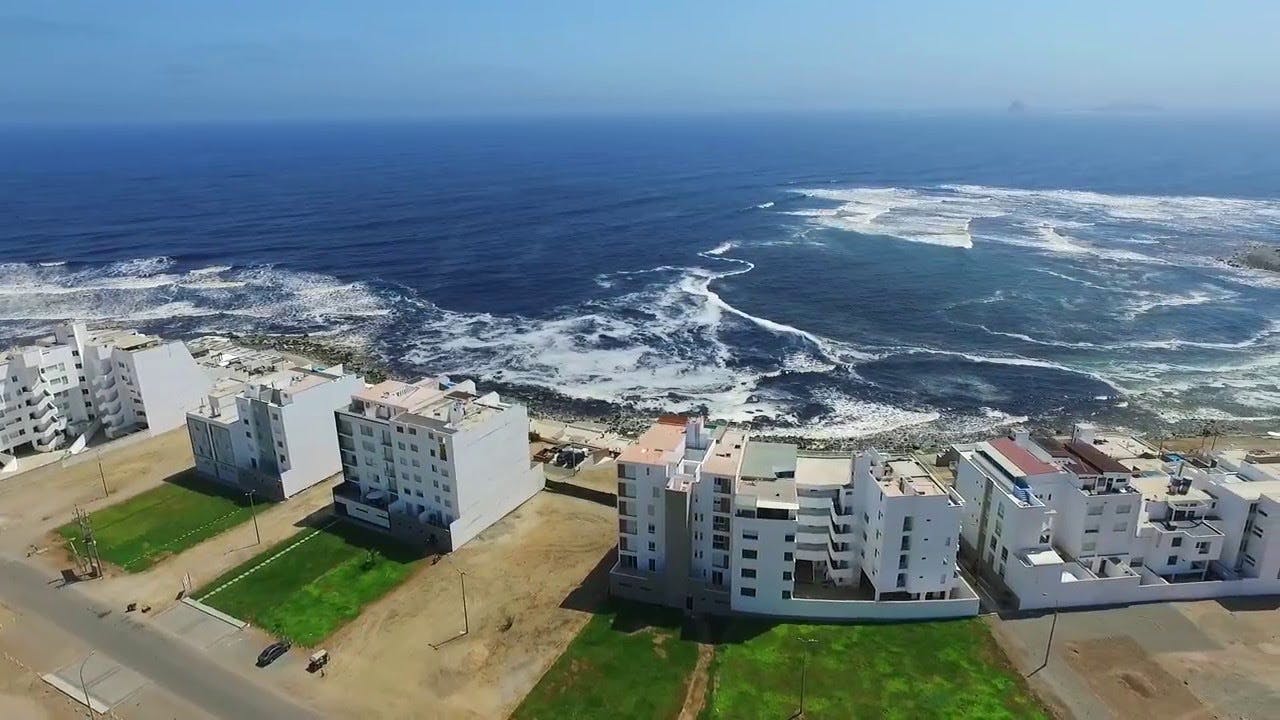 Edificios frente al mar peruano