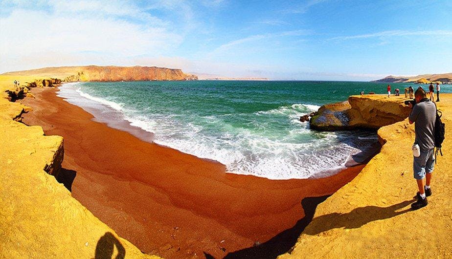 Playa de arena roja