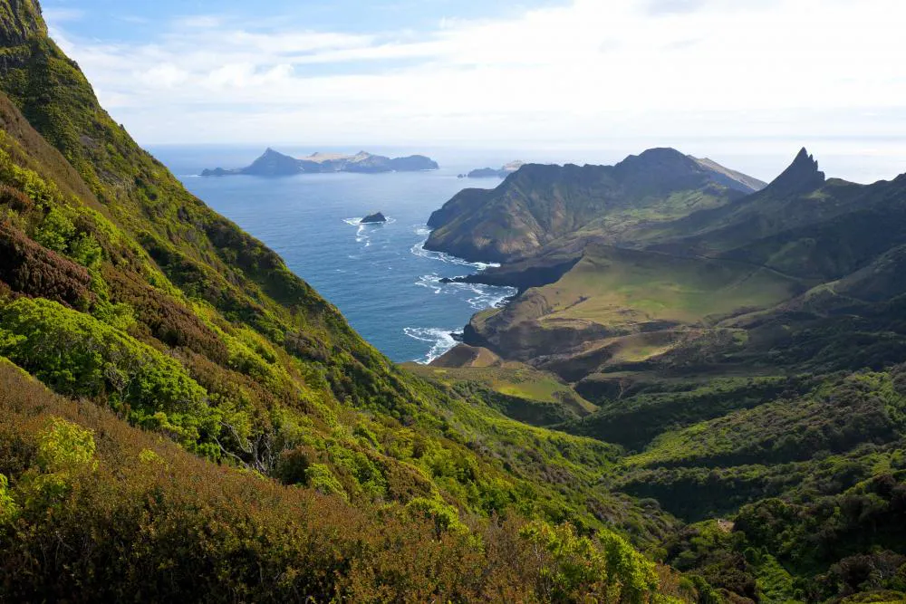 Paisaje isleño verde frente a mar azul