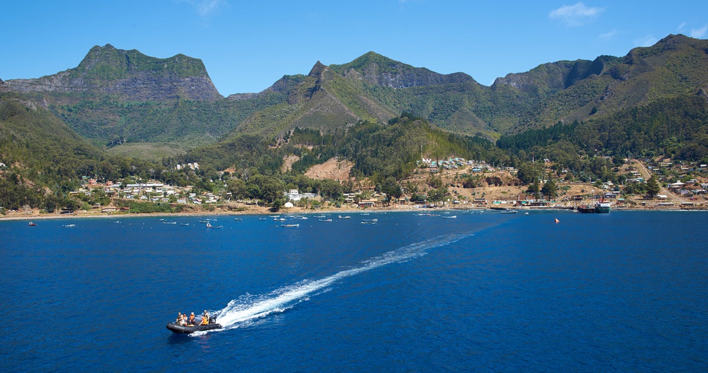 Lancha navegando frente a isla