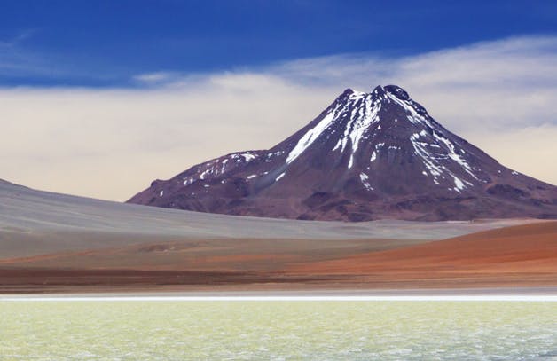 Laguna frente a volcan nevado en San Pedro de Atacama