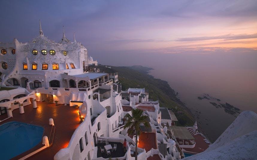 Atardecer en hotel frente al mar