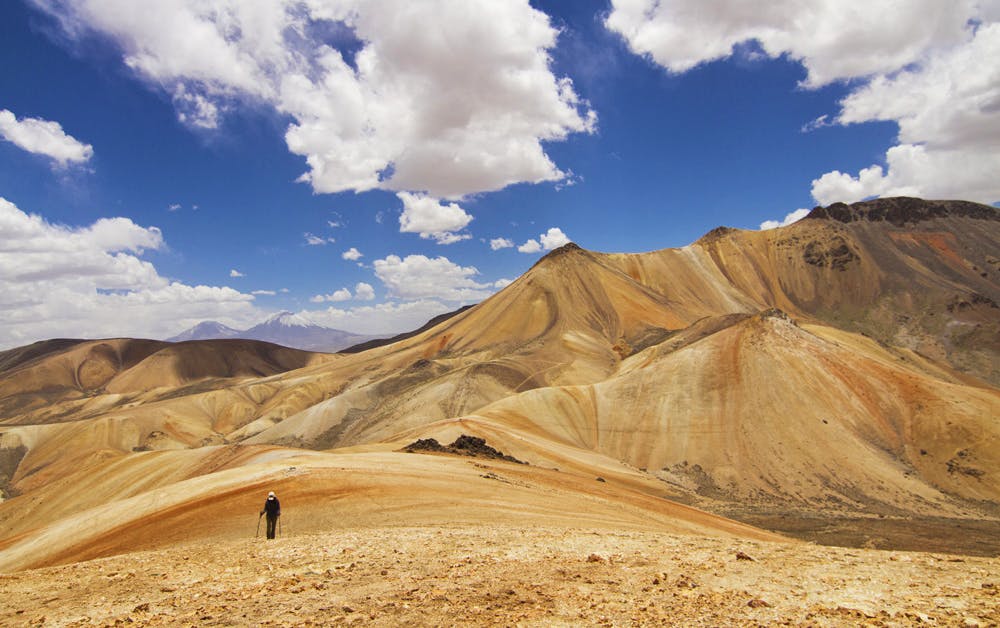 Cerro de diversos tonos bajo cielo azul