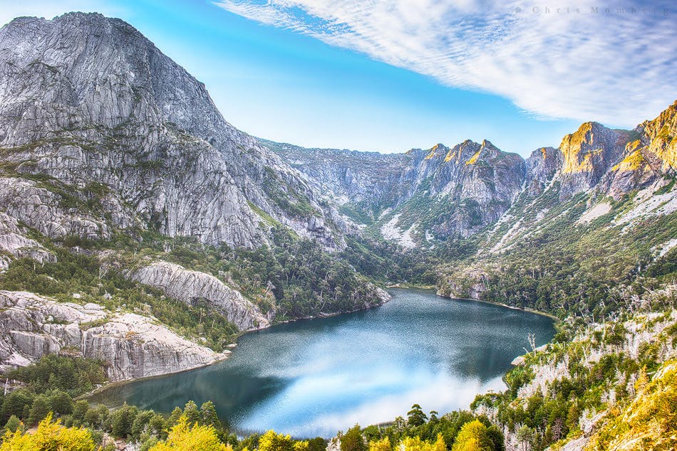 Laguna en lugares de montaña y bosque