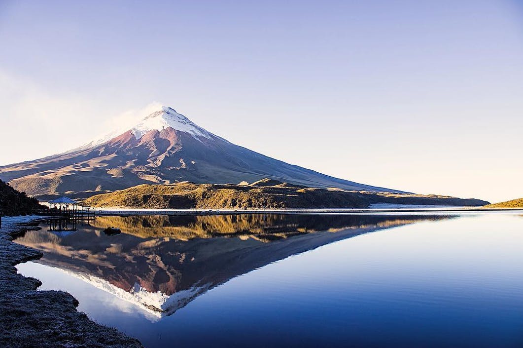 Volcan reflejado en laguna