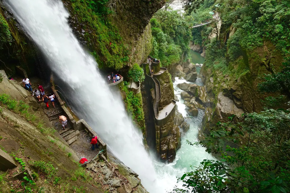 Salto de agua y terrazas con turistas