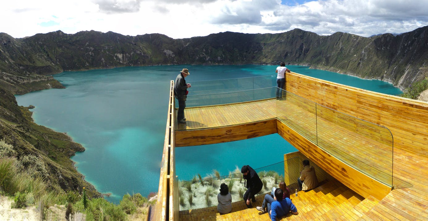 Mirador de madera frente a laguna esmeralda