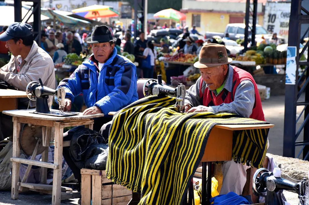 Hombres tejiendo