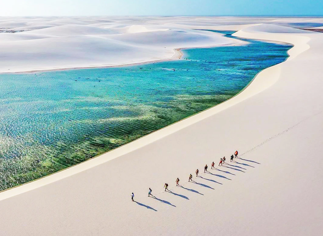 Hombres caminando en desierto y lagunas, destinos de sudamerica