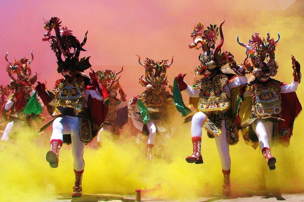 Fraternos bailando en carnaval