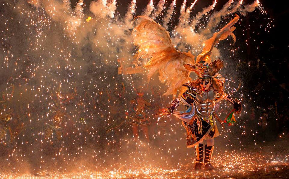 Figura de carnaval durante la noche