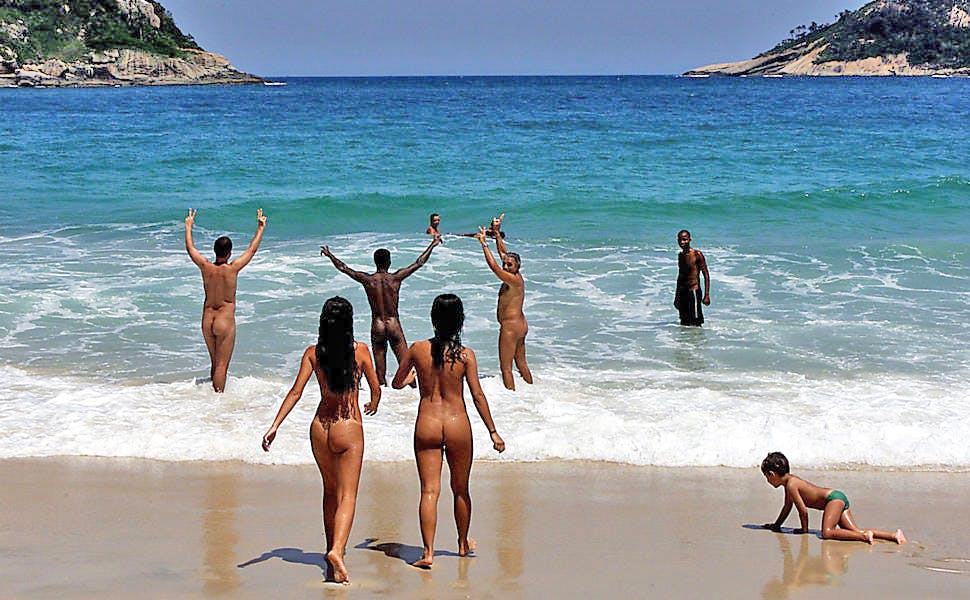 Personas nudistas bañandose en el mar