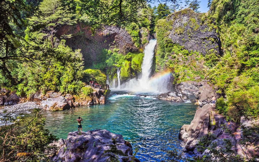 Persona frente a salto de agua Huilo Huilo