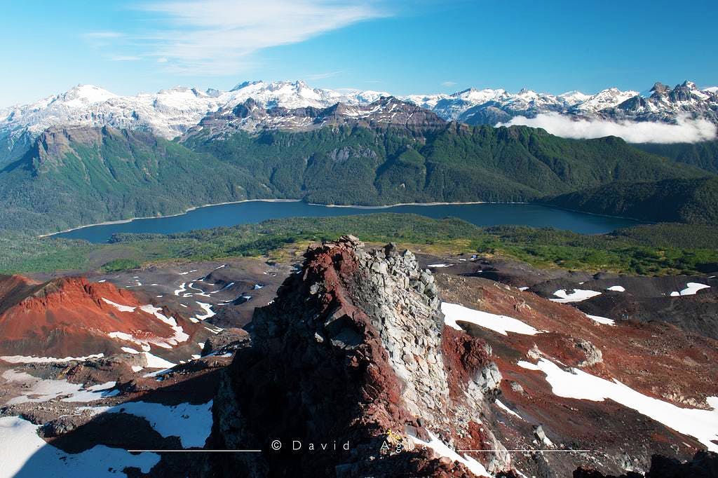 Vista al lago y las montañas desde un volcán