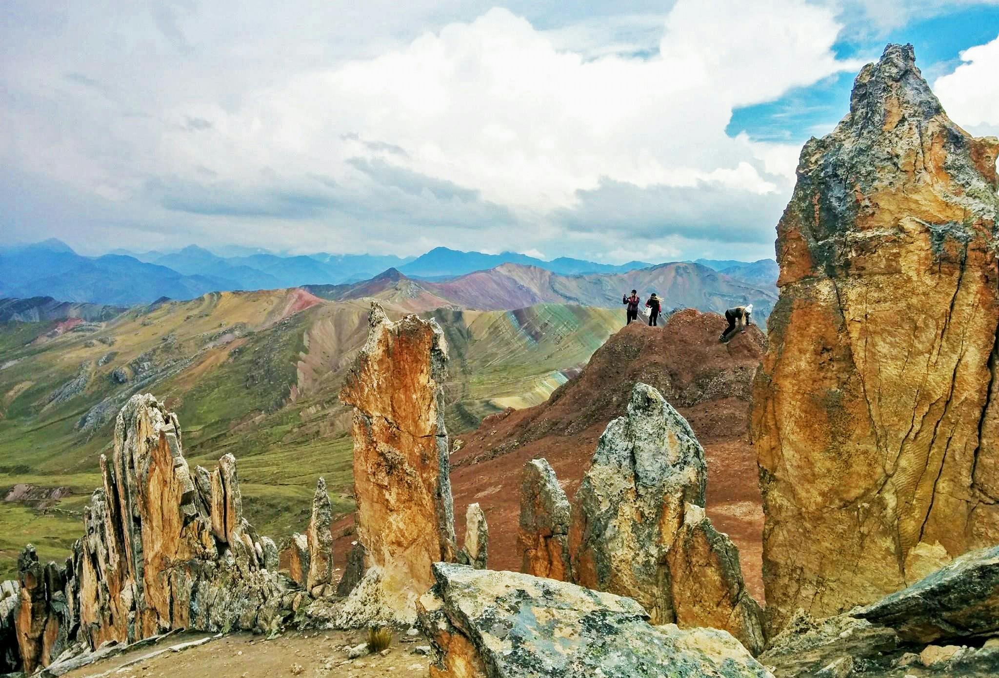 Bosque de piedras y vista a montaña de colores Palcoyo