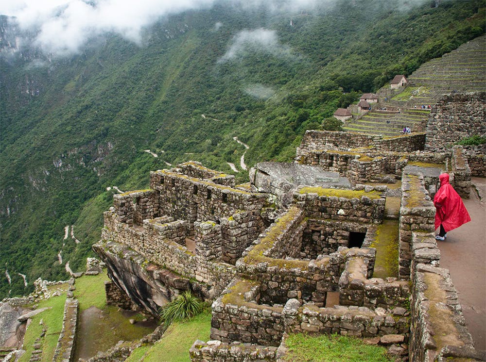 Hombre con capucha observando Machu Picchu