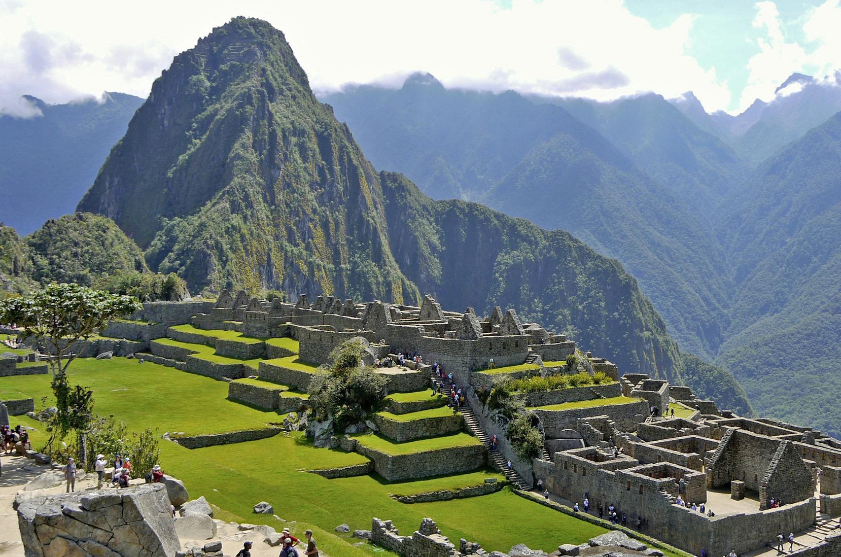 Machu Picchu parcialmente despejado