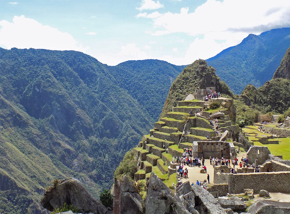 Terrazas con montañas detrás en Machu Picchu