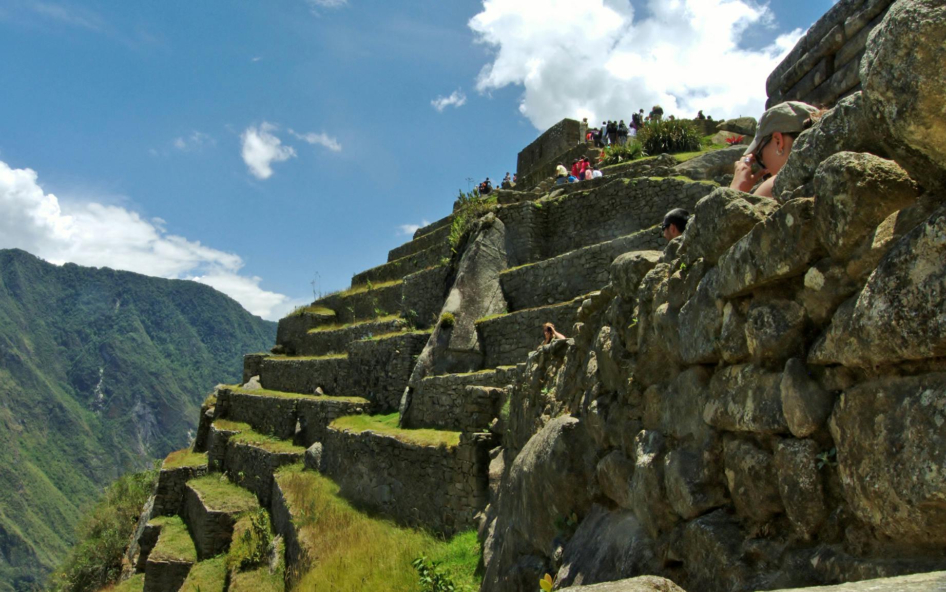 Turista en terrazas de Machu Picchu