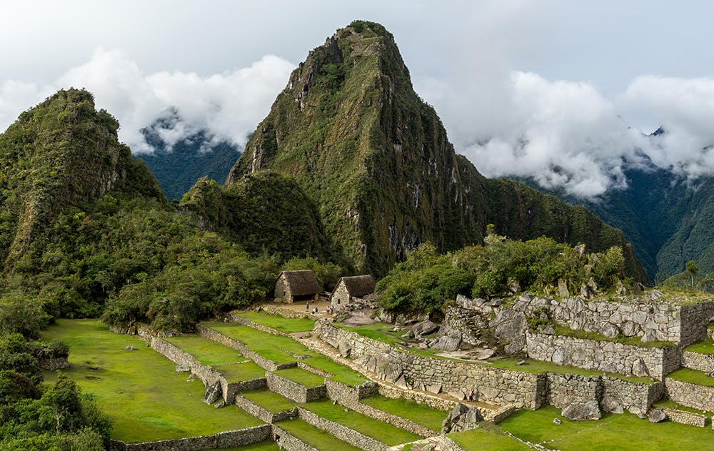 Dos montañas de Machu Picchu en un día nublado