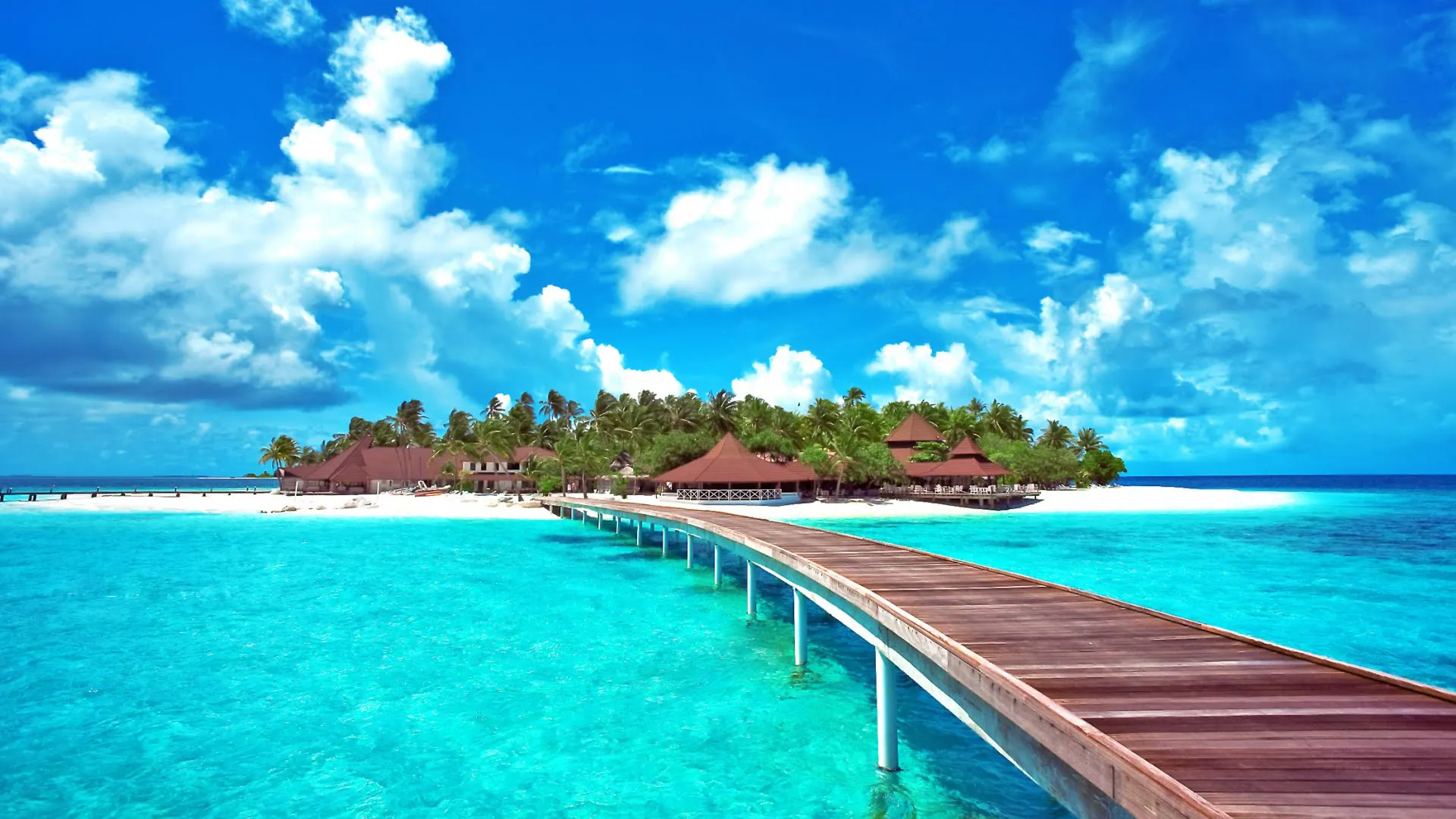 Puente sobre el mar hacia isla en caribe