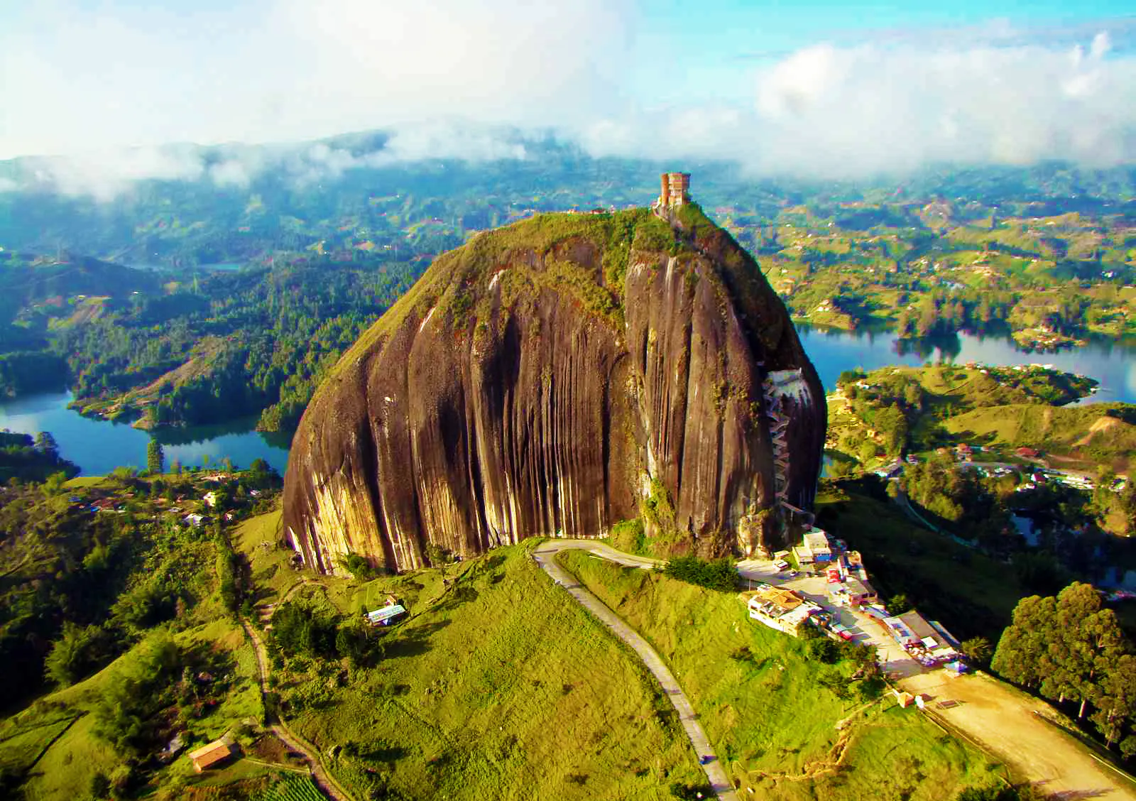 Roca gigante en paisaje verde