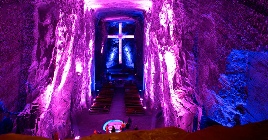 Crus y catedral de sal bajo tierra